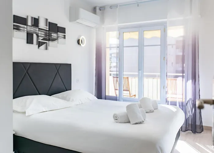 3 Pieces Renove En Bord De - Terrasse * Канны