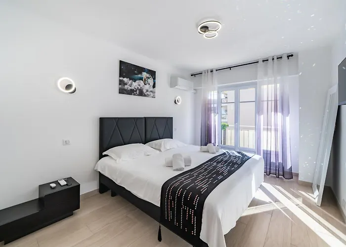 3 Pieces Renove En Bord De - Terrasse * Канны